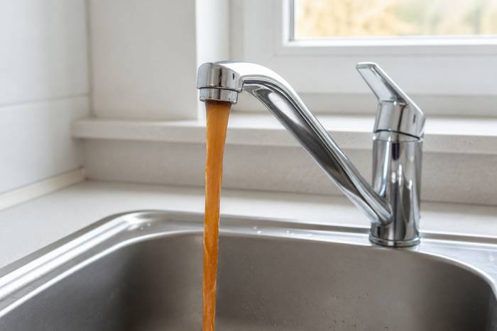 Eau marron au robinet : comment réagir ? — illustration RenoMigo
