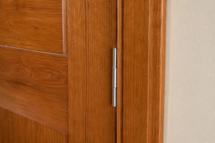Comment réparer un gond de porte arraché ? — illustration RenoMigo