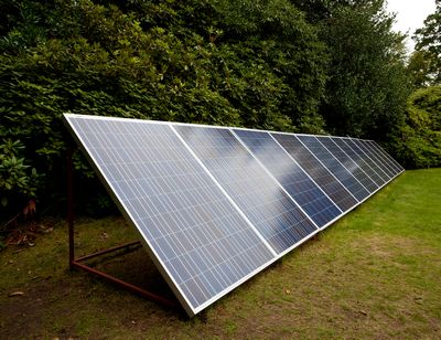 Chantier de installation solaire au sol