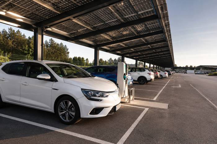 Parking solaire : l'autoconsommation pour amortir l'investissement — illustration RenoMigo