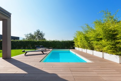 Chantier de une piscine coque