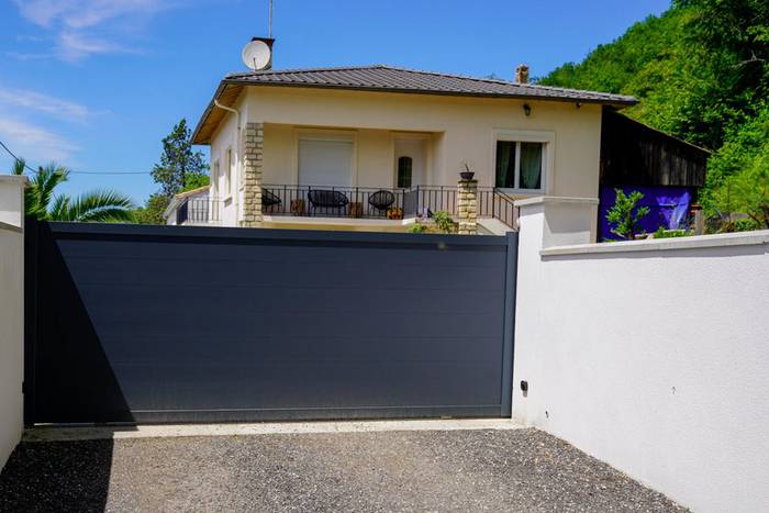 Choisir un portail battant en aluminium — illustration RenoMigo