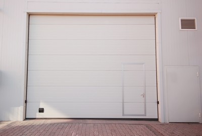 Chantier de porte de garage avec portillon