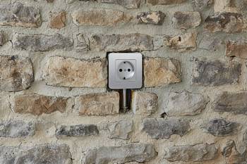 Comment installer une prise électrique sur un mur en pierre ?