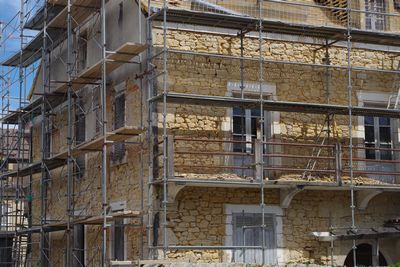 Chantier de rénover un mur en pierre
