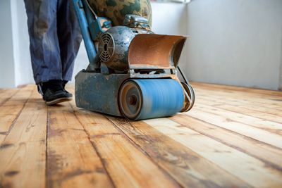 Chantier de rénovation de parquet en bois