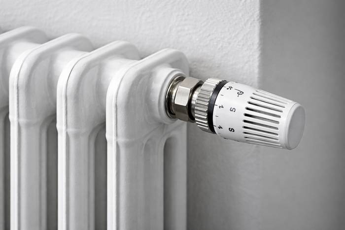 Installer des robinets thermostatiques sur des radiateur en fonte — illustration RenoMigo