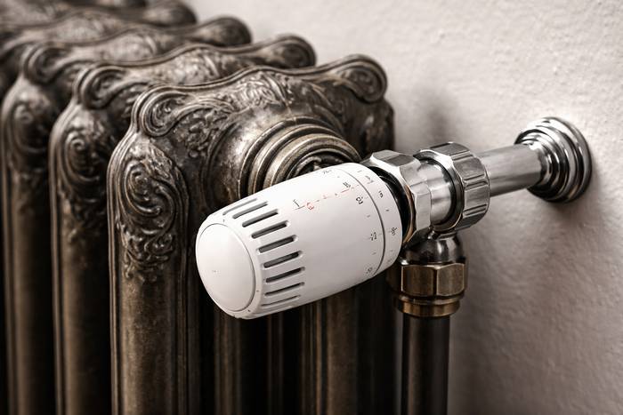 Installer des robinets thermostatiques sur des radiateur en fonte — illustration RenoMigo