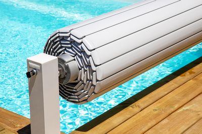 Chantier de un volet roulant pour piscine