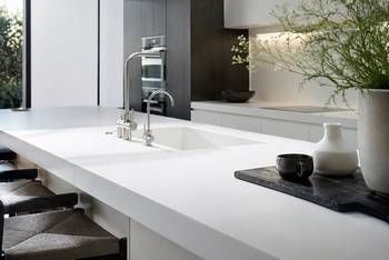 Avantages et inconvénients du Corian pour vos plans de travail : conseils et prix des travaux