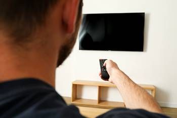 Comment fixer sa TV au mur tout en dissimulant les fils ? : conseils et prix des travaux