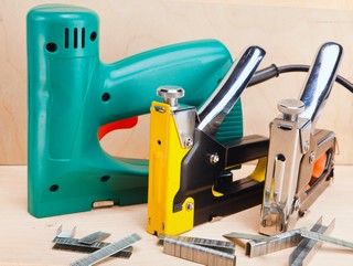 Comment choisir une agrafeuse cloueuse ? : conseils et prix des travaux
