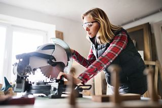 Comment choisir une scie ? Manuelle ou électrique ? : conseils et prix des travaux