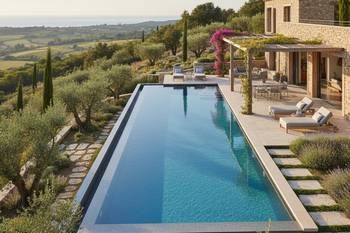 Quelle piscine installer sur un terrain en pente ? : conseils et prix des travaux
