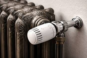 Installer des robinets thermostatiques sur des radiateur en fonte — guide RenoMigo Installer des robinets thermostatiques sur des radiateur en fonte : conseils et prix des travaux