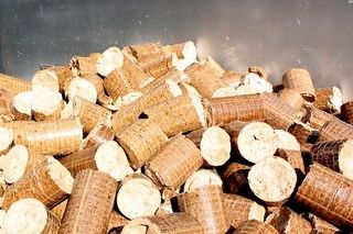 Les caractéristiques de la chaudière à granulés de bois — guide RenoMigo Les caractéristiques de la chaudière à granulés de bois : conseils et prix des travaux