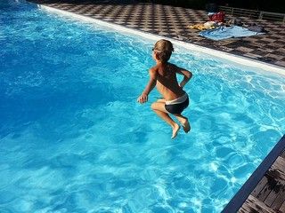 La pompe à chaleur pour piscine — guide RenoMigo La pompe à chaleur pour piscine : conseils et prix des travaux