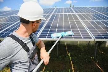Prix d'un nettoyage de panneaux solaires — guide RenoMigo Prix d'un nettoyage de panneaux solaires : conseils et prix des travaux