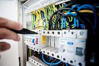 Respecter la norme pour votre tableau électrique — guide RenoMigo Respecter la norme pour votre tableau électrique : conseils et prix des travaux