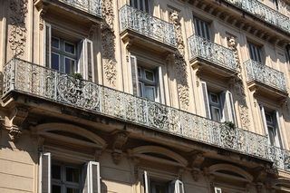 Isolation phonique obligatoire sur les bâtiments anciens : conseils et prix des travaux